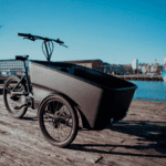 Promovec dynamic cargo bij het water