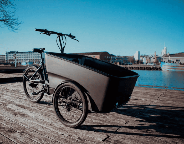 Promovec dynamic cargo bij het water